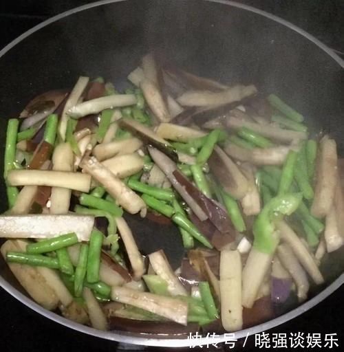 炒茄子|炒茄子时，只泡水是不行的，多加“这一步”，口感好还不油腻