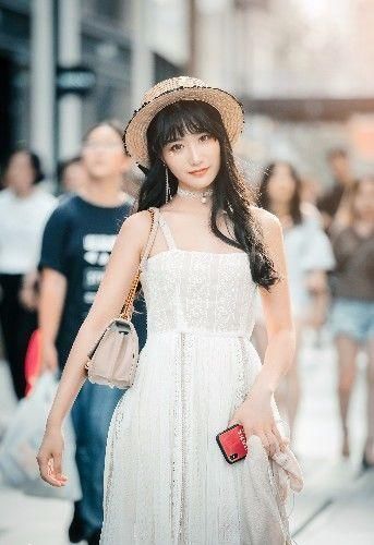 时尚街拍性感贤淑的小姐姐,可以用肤如凝脂形容