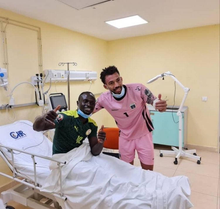 冲撞|非洲杯赛场遭遇严重冲撞，马内暂时入院接受观察
