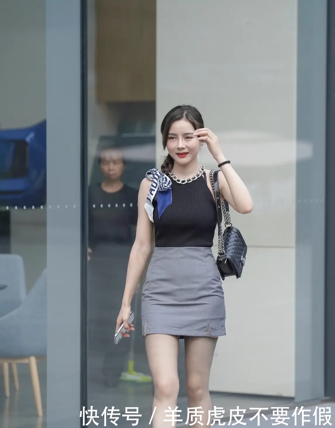 女生这样穿去逛街,既舒适又百搭,真是魅力十足