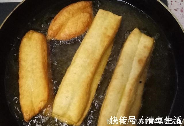 教你家庭版健康油条的配方做法,不用泡打粉,蓬松酥脆,个个空心