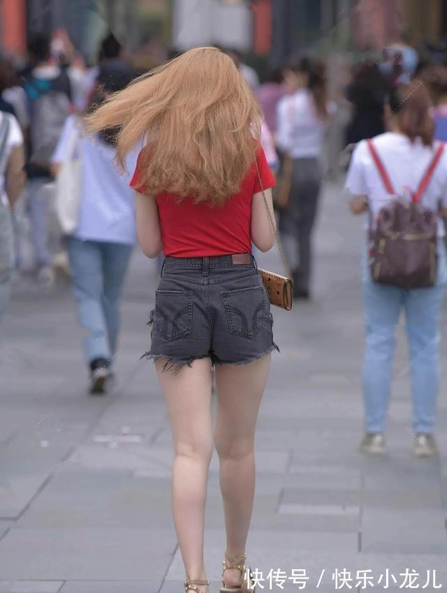 短裤 白色紧身吊带搭配白色短裤,休闲时尚,穿出高级感