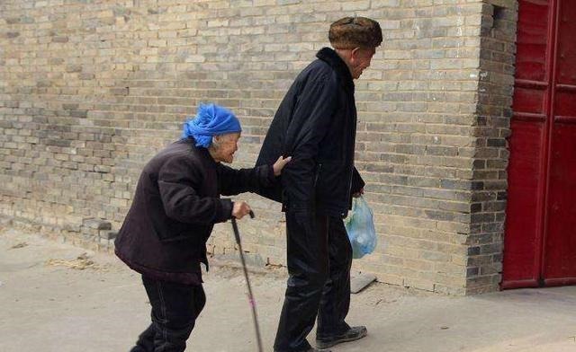 子女|有一种“新型啃老”正在流行,老人有苦难言,子女们却不愿承认