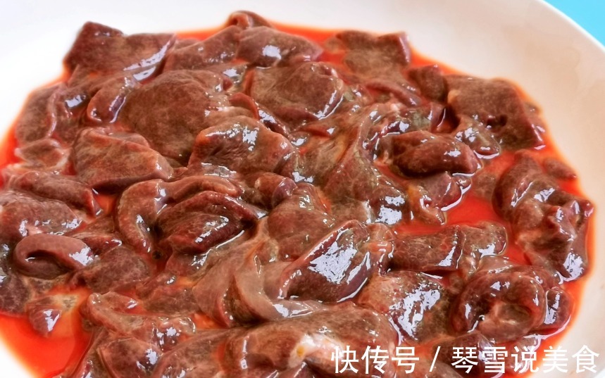 爆炒猪肝，焯水去腥是大忌，教你正确做法，猪肝嫩滑不柴不粉！