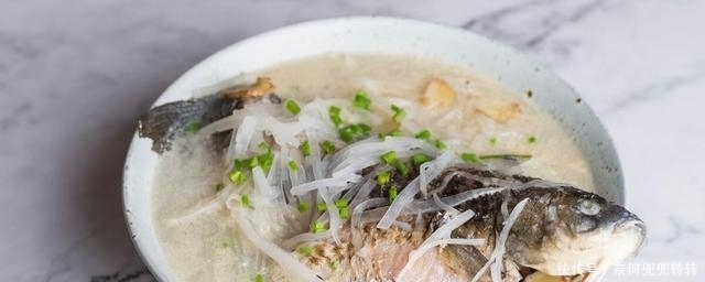 炖鱼汤时,用料酒啤酒都不行,换成半勺它,汤鲜肉美,没一点腥味