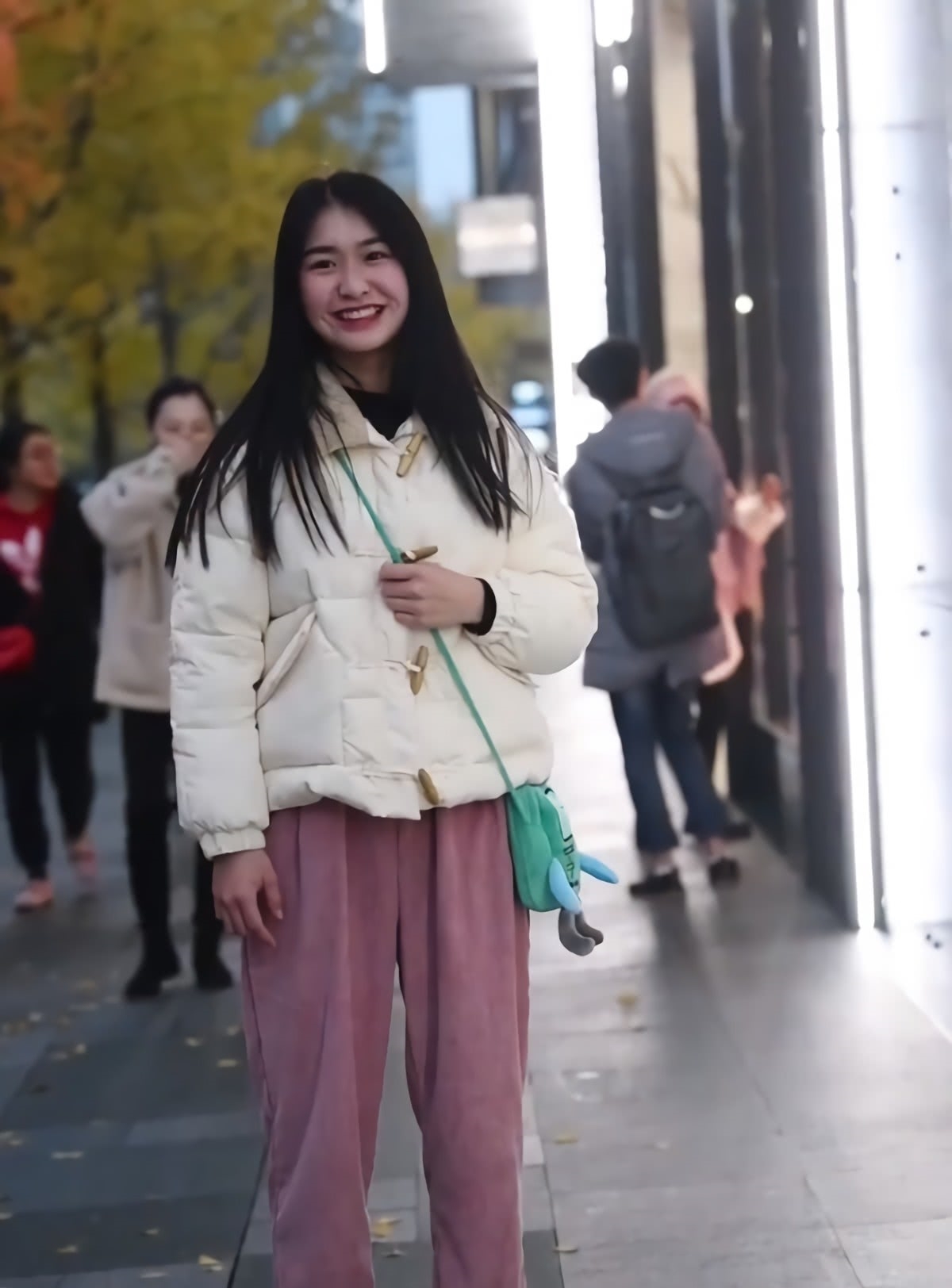 比起烂大街的牛仔裤，少女更偏爱这款“樱花裤”，显瘦离不开它！