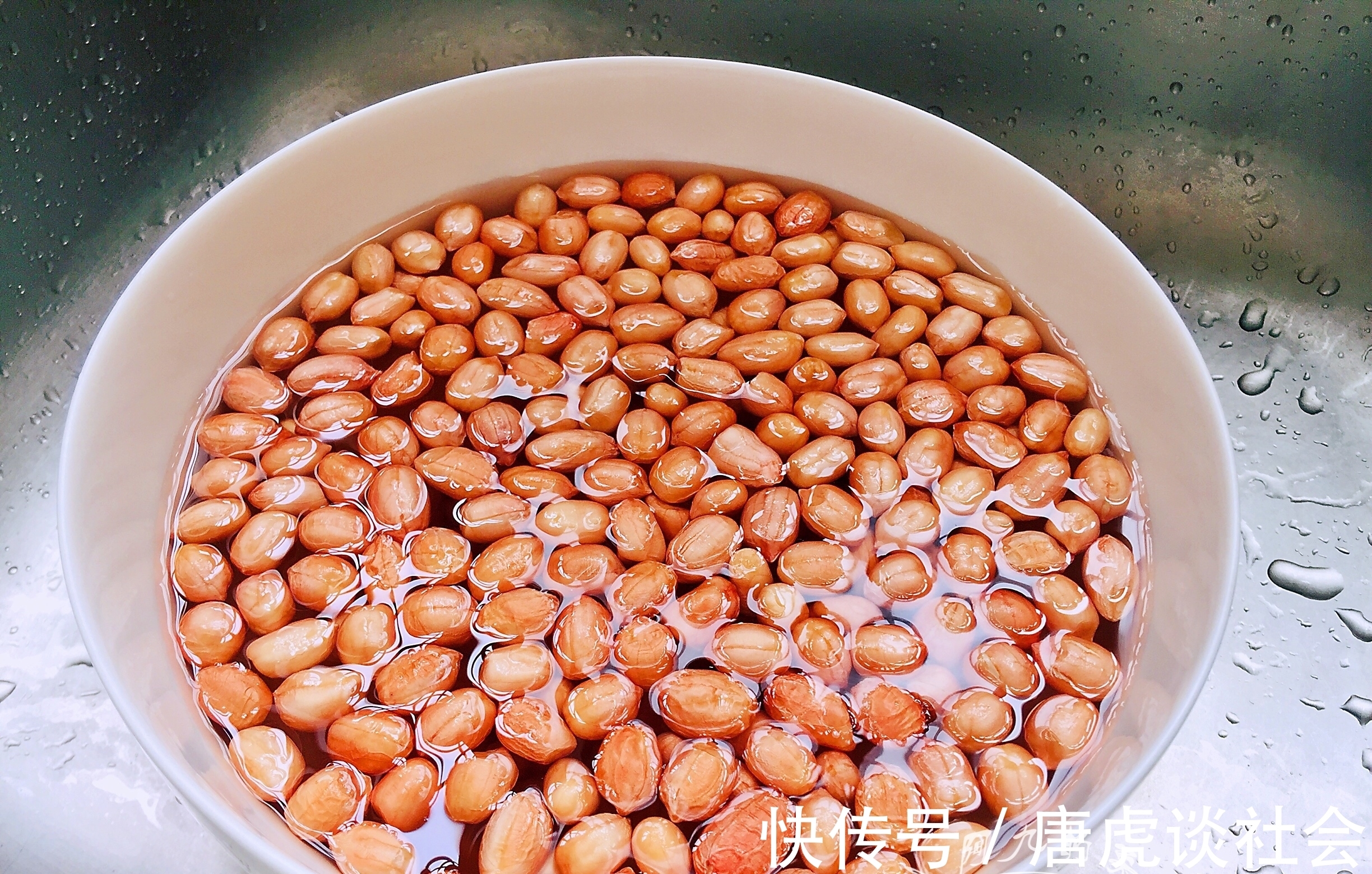 水煮花生|水煮花生米都放什么调料?30年大厨:别只会加盐,这样做才好吃