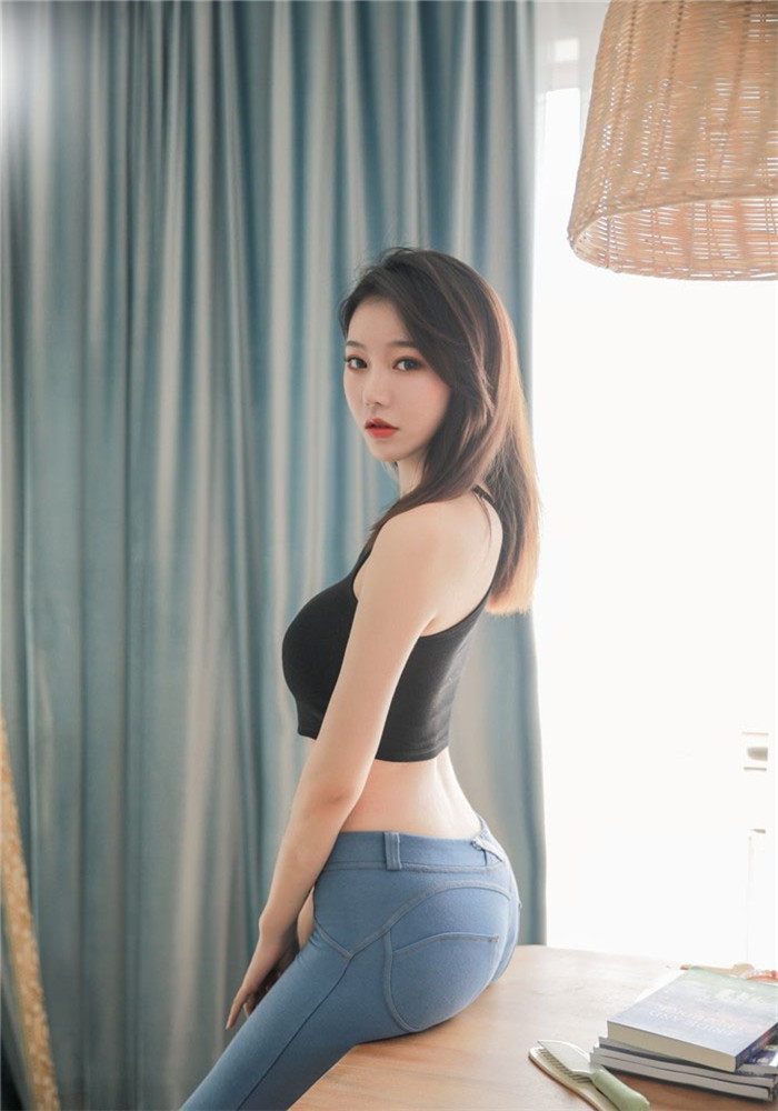 午后的阳光正好，时尚牛仔裤小蛮腰美女记