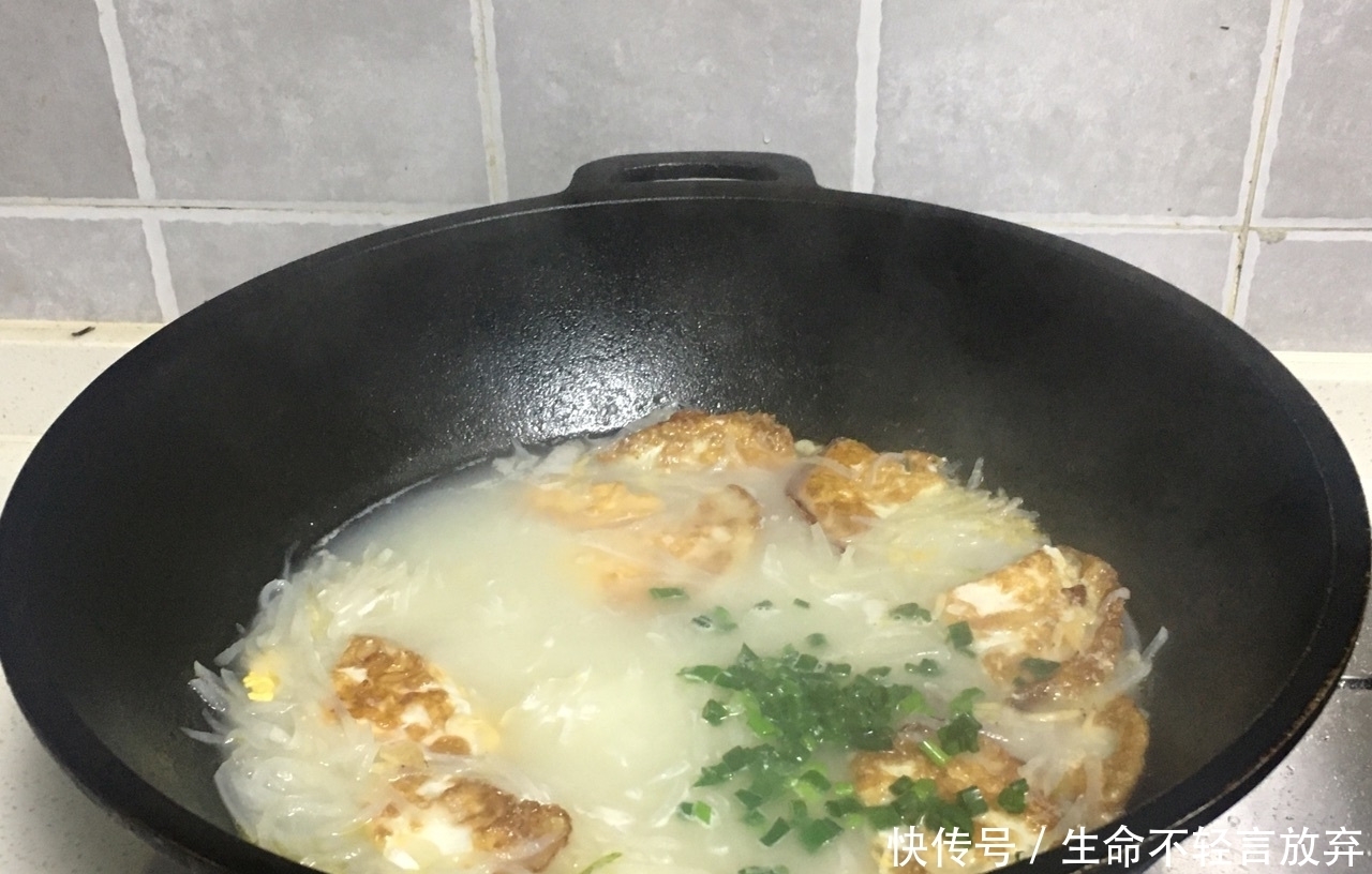 春天，鸡蛋和它是绝配，简单煮一煮，营养互补，大人小孩都爱喝