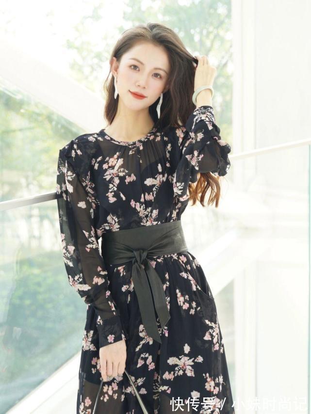经验 优雅女人早秋都穿“连衣裙”,为你分享时髦的搭配经验,温婉知性