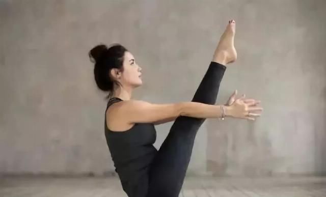 小密|这9组瑜伽体式做完,大肚腩变盈盈一握的细腰肢,你敢不敢试试