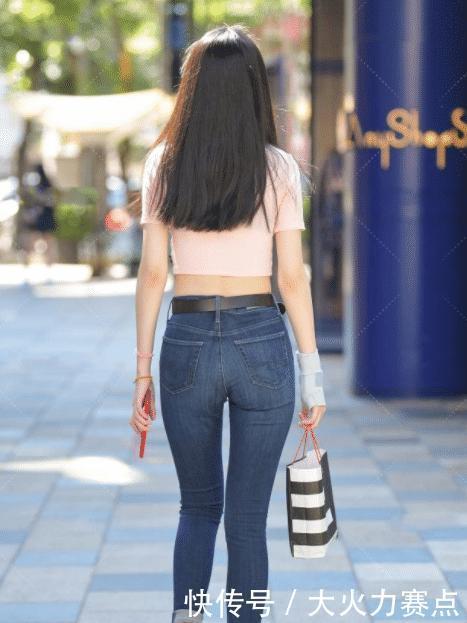 小姐姐粉色上衣搭配蓝牛仔,简单大方,尽显少女气息