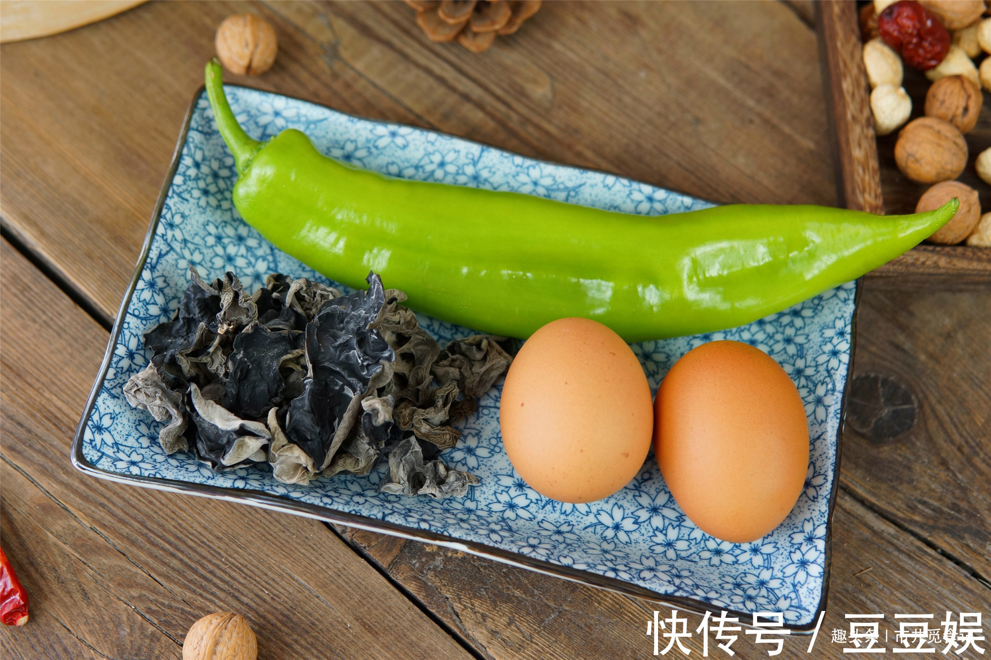 炒木耳时,锅里“噼啪”炸响,大厨教你小窍门,不炸锅还更好吃