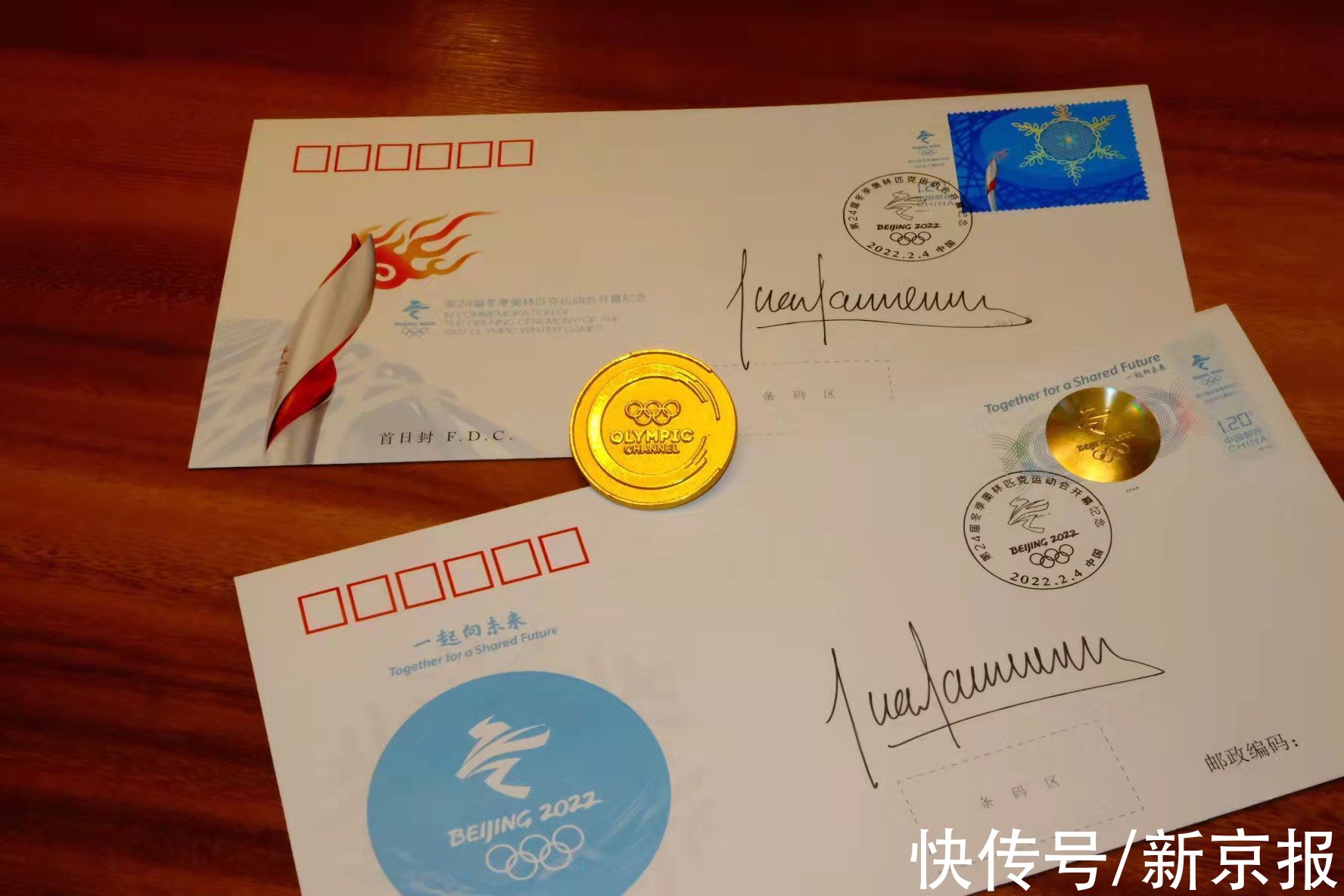 of送纪念信封和奥运徽章，小萨马兰奇为冬奥志愿者庆生
