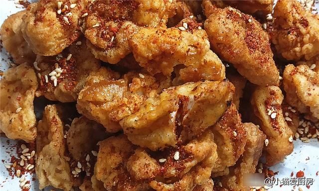 过节我家常吃椒盐杏鲍菇，5块钱做一盘，简单一炸，嚼着比肉香