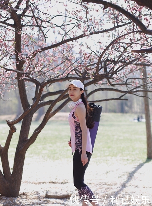 魅力|随性洒脱的打底裤小姐姐穿出女性时尚魅力,十分的耀眼夺目