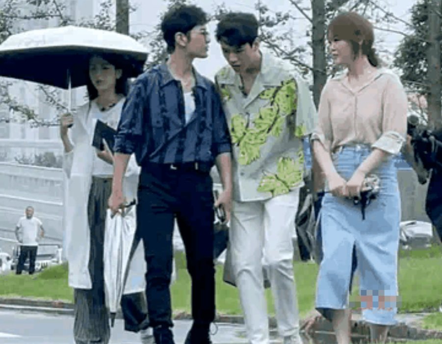 中餐廳|《中餐廳5》嘉賓出行，錯位視頻下，黃曉明好像親了龔俊一口