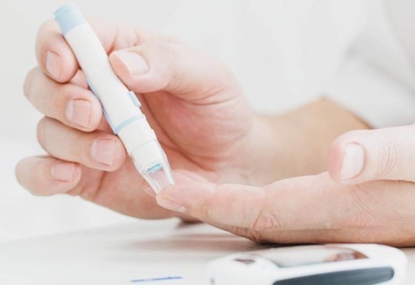 心血管疾病|糖尿病人血糖超过多少才需吃药确定是否用药,请先做好2点评估