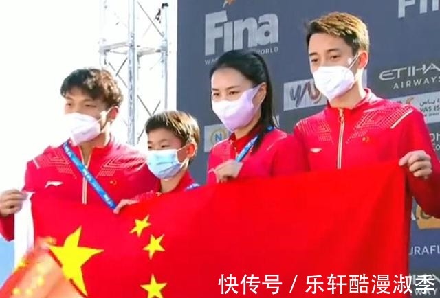王涵|有心了!全红婵等台前,谁注意她这个举动,与队友手牵手一起欢呼