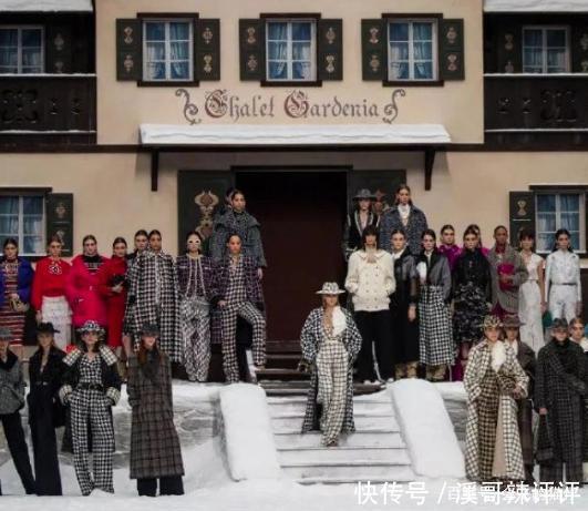 微笑|香奈儿老佛爷“遗作”秀场,模特们一边走一边哭,只有她一脸微笑