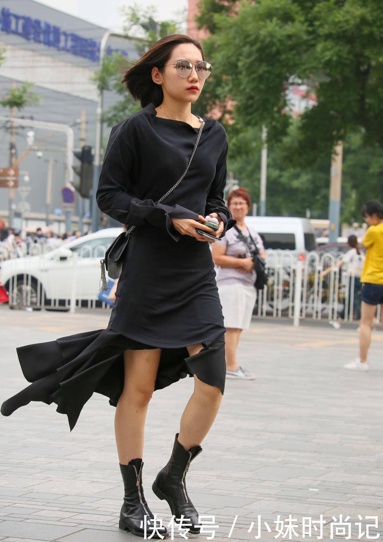 时尚穿搭:黑色长袖连衣裙,搭配马丁靴,保暖又时尚