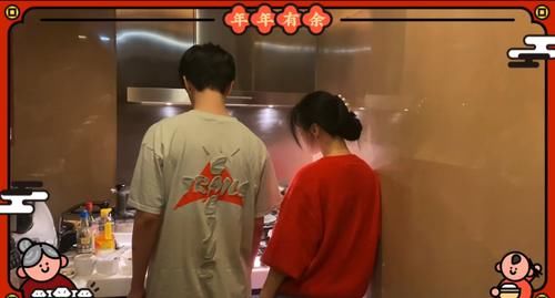 范丞丞掌勺秀拿手菜，红烧鸡翅，西红柿炒鸡蛋手到擒来，范冰冰在一旁打下手