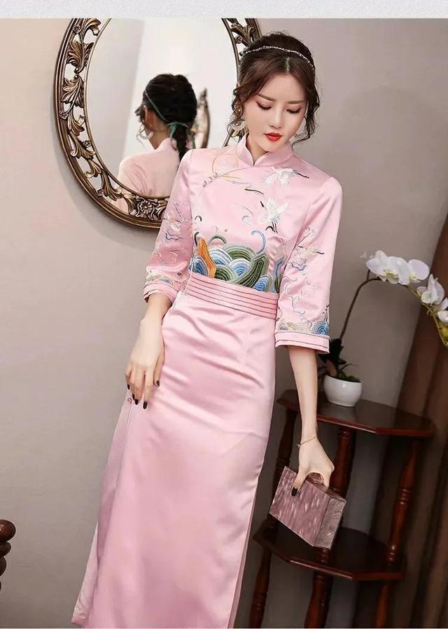 复古 旗袍很具有复古的美感和韵味!更为让穿上旗袍的你更加有魅力