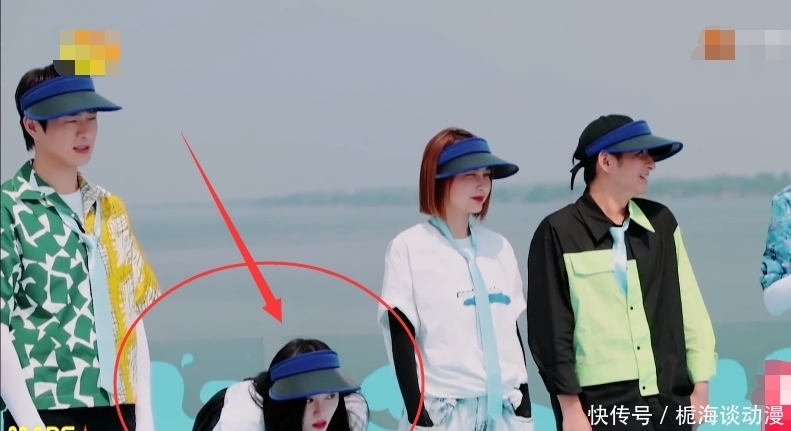 镜头 INTO1在快本上露面,镜头扫到鞠婧祎举动,“学姐”心情显露了!