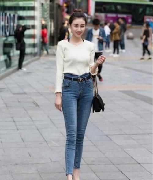 女人|紧身牛仔裤这样穿，可以勾勒出女人完美的身材，彰显女神魅力四射