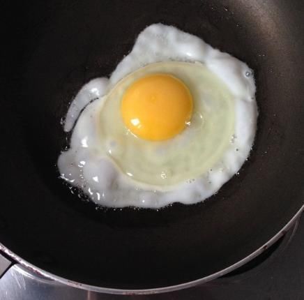 大厨|煎荷包蛋,热油还是凉油下锅?大厨:都不对,这么做鸡蛋香嫩完整