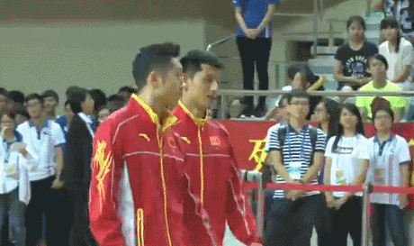 |搞笑GIF段子:看看大妈级别的新娘和伴娘,果然是另一番风味哈