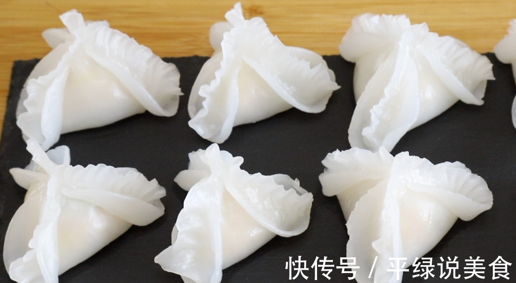 做水晶鲜虾包时，切记不要直接和面，多加这一步，面皮不裂还筋道