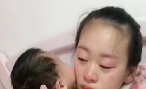 十足|还记得5年前被妈妈戳花脸的男婴吗如今长这模样，母子恩爱十足