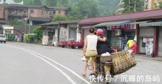 |搞笑图片幽默段子笑话:哈哈,很有趣的妹子哦,还用头发绑气球啊