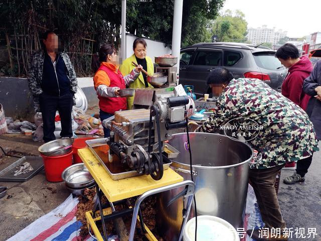 小区来了榨花生油的，一桶100元，围观的人多，原来猫腻在这里