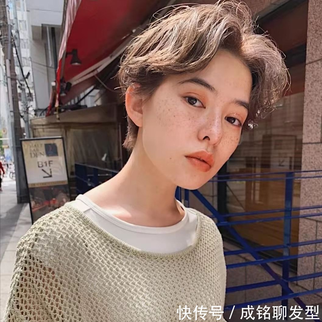 发质|甜酷的短卷发有多美,小姐姐一发多变诠释别样的美感,拉风又吸睛