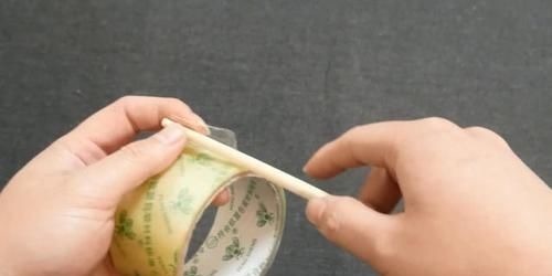 赶紧在筷子上粘透明胶带，后悔现在才知道，解决了家里的大烦恼