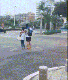 |搞笑GIF:奶奶遛狗一个月,狗狗瘦10斤,奶奶长10斤,原来如此