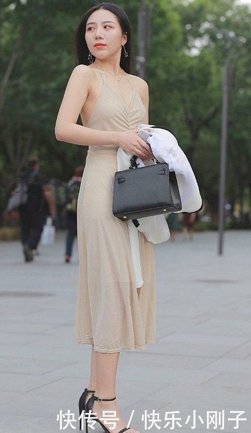 简单|长发与裙摆在风中呼应,简约却不简单的美