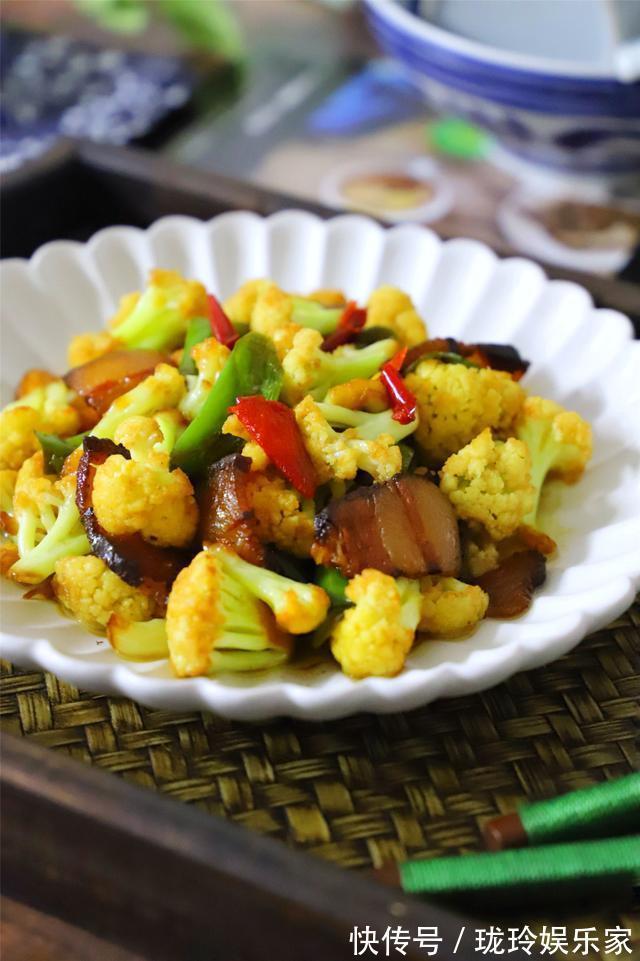 炒花菜时，有人焯水，有人过油，原来都错了，难怪炒出来不好吃