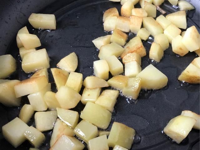 做法|火腿肠不要直接吃，教你3种简单做法，香辣又过瘾，上桌就被扫光