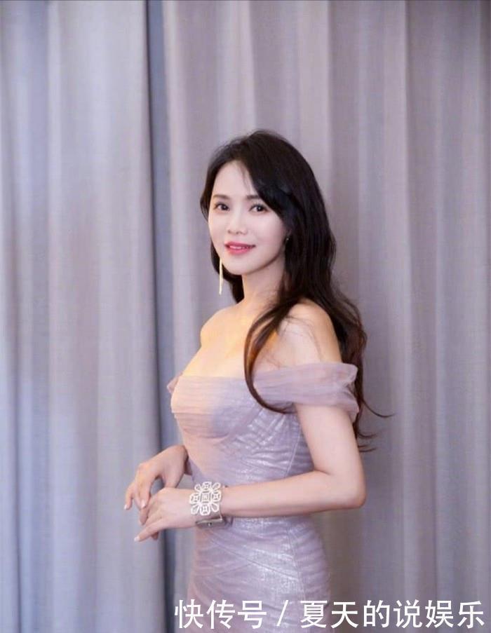 减龄|50岁左右的女人,发型不要留羊毛卷和碎发头,这些更洋气