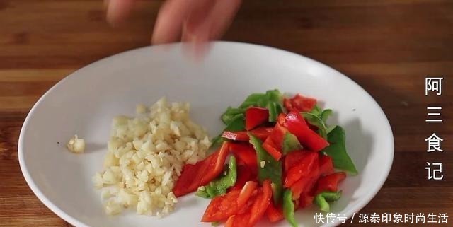 土豆别炖了,加3个鸡蛋,教你新做法,营养解馋又下饭,比肉还香