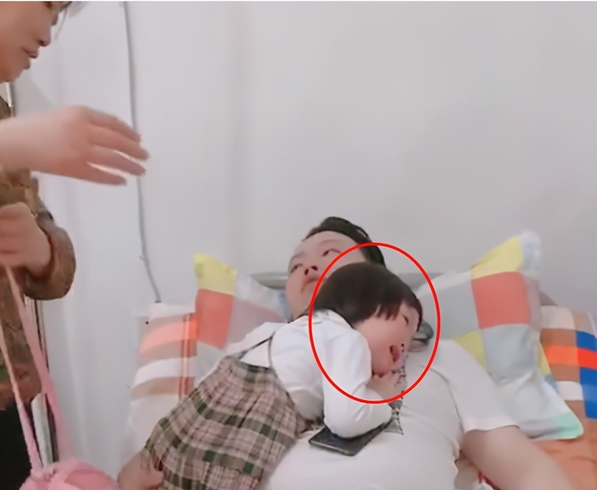 小棉袄|“偏心”爸爸火了,忽视儿子给女儿喂葡萄,儿子:我是空气吗?