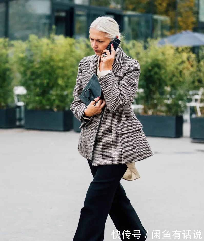 chris|60岁阿姨把黑大衣穿得好惊艳,头发花白还扎个啾啾,我也不怕老了
