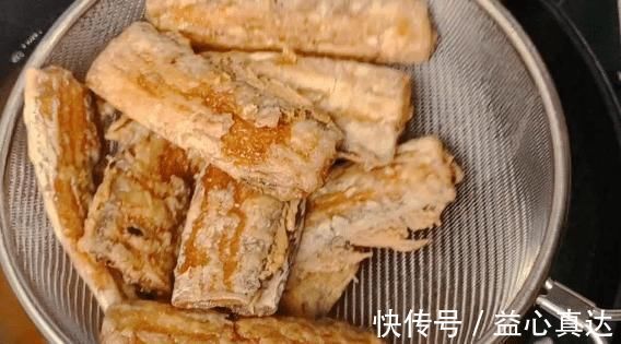 炸带鱼时，用面粉好还是淀粉好？厨师教我正确做法，带鱼酥脆美味