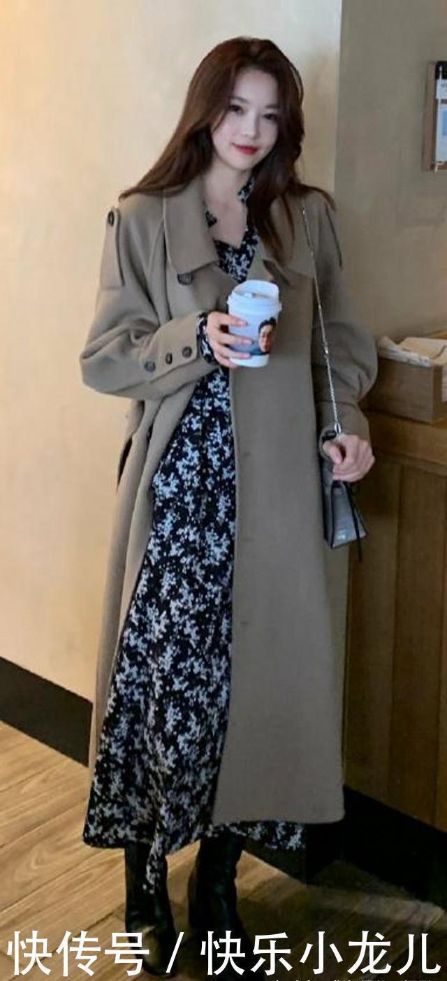 街拍白色的短T恤衫，露脐的设计更是更加的迷人