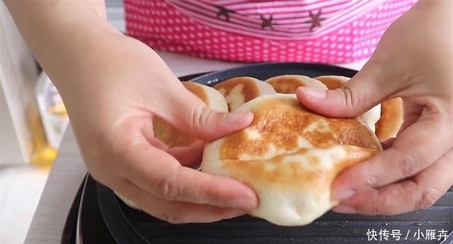  面食|发面饼最好吃的家常做法，蓬松柔软又香甜，比馅饼好吃多了