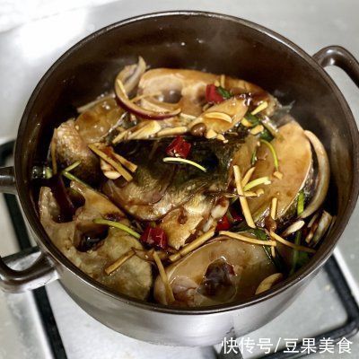 鲈鱼不止可以清蒸,这么做大人小孩抢着吃,酱香浓郁,回味无穷