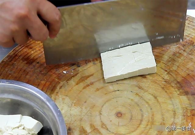 豆腐|豆腐怎么做才好吃，厨师长教你做咸蛋黄豆腐，鲜嫩入味，营养丰富